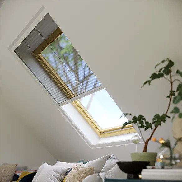 Dachfenster mit Insektenschutzrollo in der Dachschräge