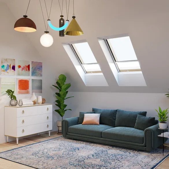 Dachfenster mit Insektenschutzrollo in einem Schlafzimmer