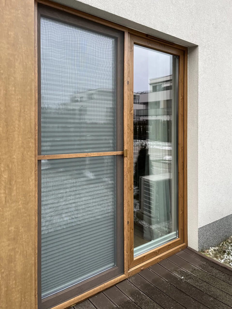 Insektenschutz-Drehtür in Holzoptik an einem Terrassenausgang