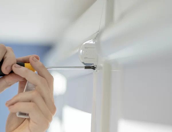Aufmaß an einem Fenster mit Messwerkzeug