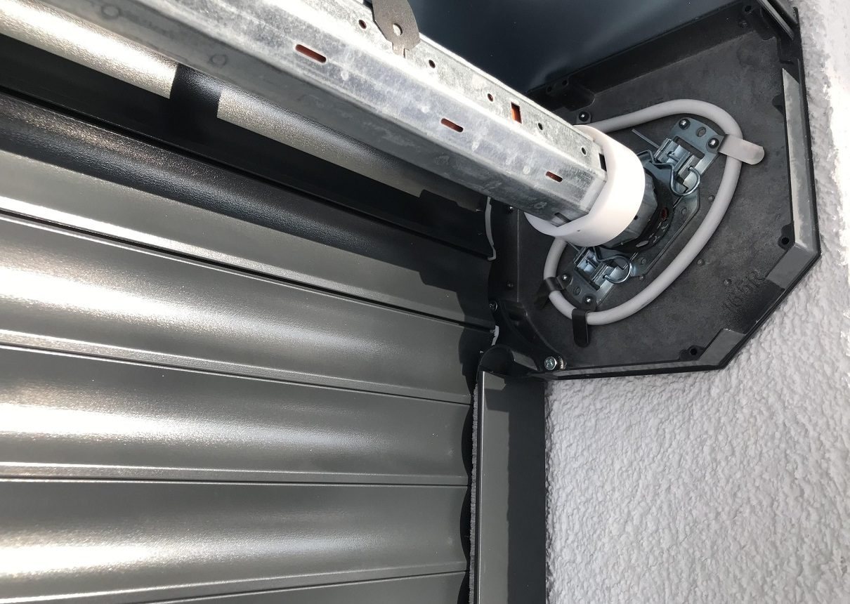Offener Rollladenkasten mit Wickelwelle und Motor